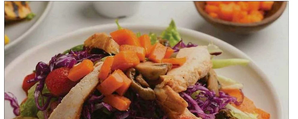 A colourful JooSmoo bowl with vegetables and café food